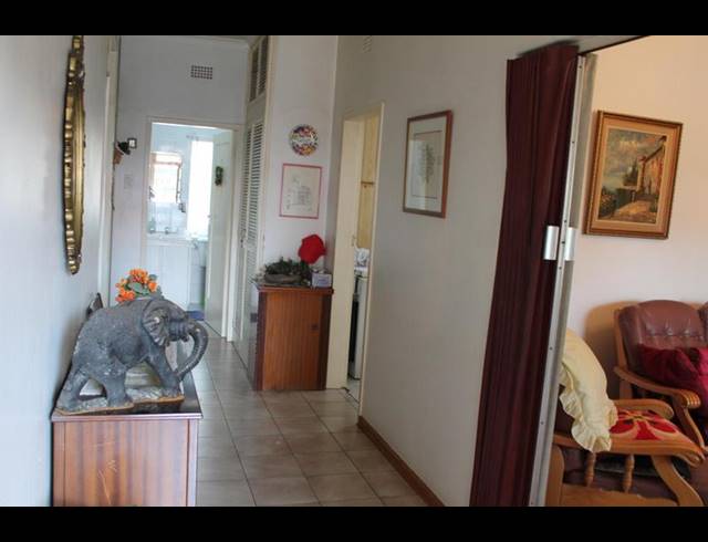 6 BEDROOM HOUSE FOR SALE IN BEZUIDENHOUT VALLEY